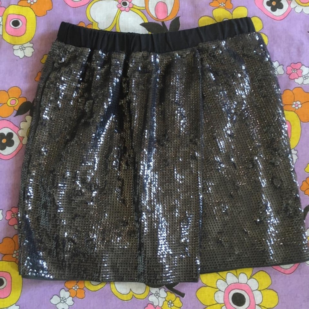Vintage 
1990s
revamped gray sequin mini skirt. 
100% sequin 
Charcoal gray XS